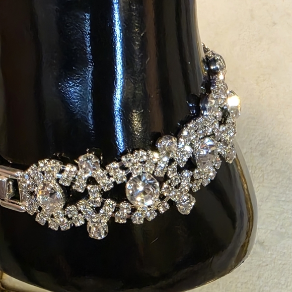Elegant Silver Crystal Bracelet.  Great For Wedding - Picture 6 of 7